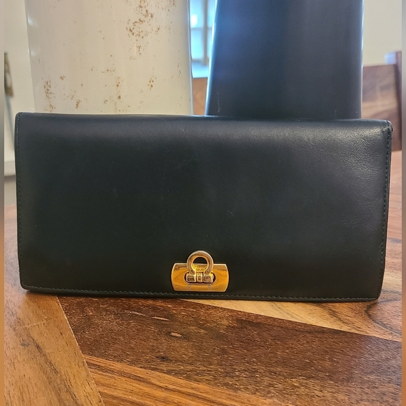 Salvatore Ferragamo Gancini Black Leather wallet with gold hardware EUC - Picture 2 of 11